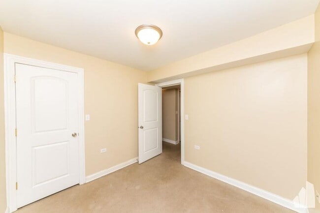 Building Photo - 2 bedroom in Chicago IL 60657