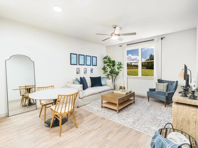 Nuestras habitaciones cuentan con ventanas de gran tamaño que inundan su espacio con luz natural, creando un refugio luminoso y acogedor al que le encantará volver a casa. - Beckett West Fork