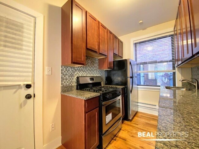 Building Photo - 2 bedroom in EVANSTON IL 60202