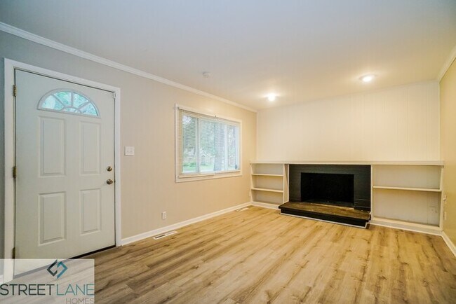 Building Photo - REDUCED!