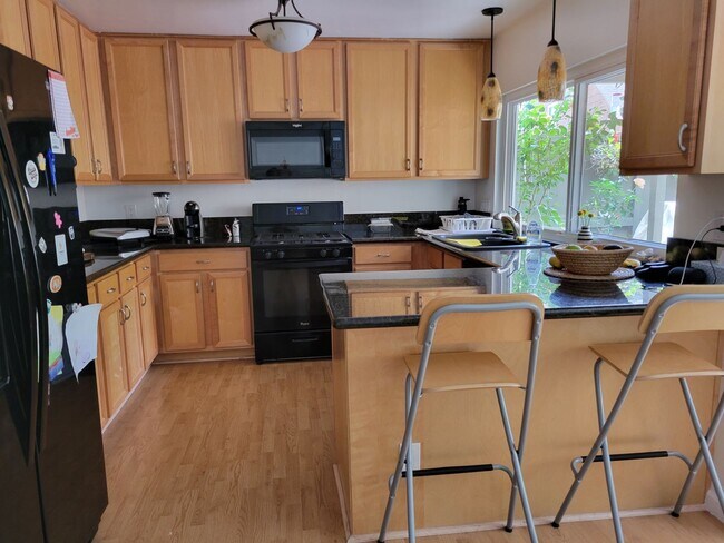 Building Photo - Centrally located 3 bedroom, 2 bathroom home.