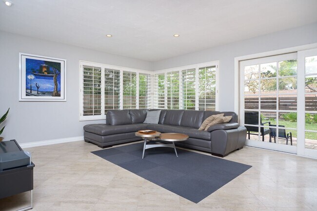 Foto del edificio - ***Available Now - Mid-term Lease ONLY *** Single Level 3 Bedroom, 2.5 Bath home in La Costa*****