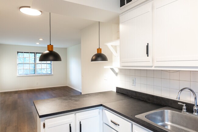 Building Photo - 7951 Royal Arms Ct