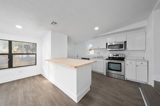 Foto del edificio - Completely Renovated 4/2 Home on a Corner Lot in the SODO Area of Orlando