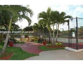 Foto del edificio - 7680 Westwood Dr