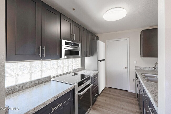 Foto del edificio - 16033 N 25th St