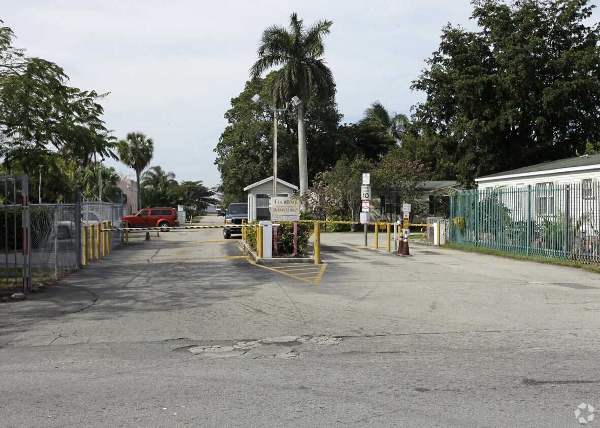 Building Photo - Cocowalk Estates