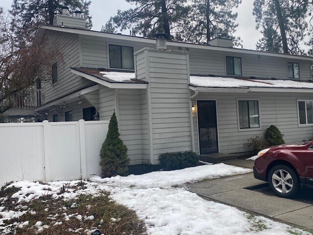 Foto del edificio - 623 E Whispering Pines Ln