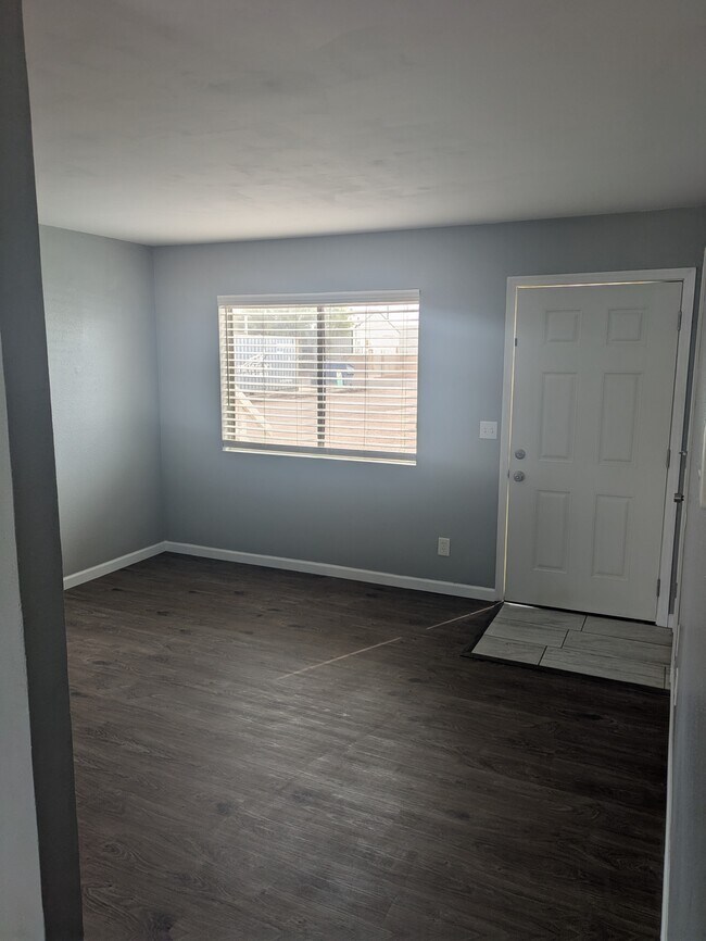 Building Photo - 2155 S Apache Dr