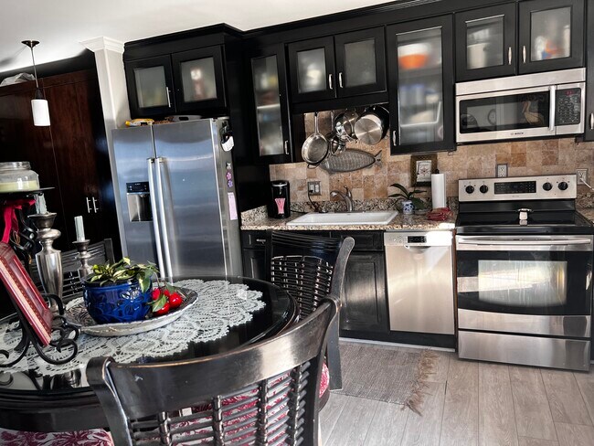 Foto del edificio - 2306 Emerald Dr