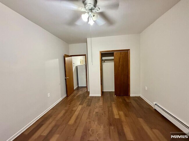 Foto del edificio - 239-243-243 Harrison Ave