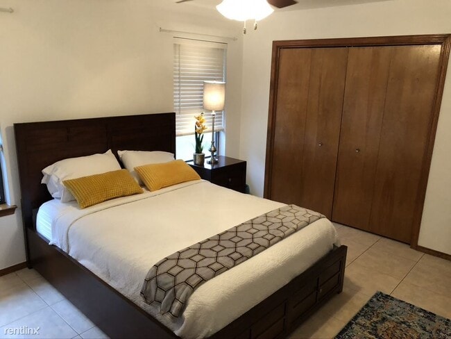 Building Photo - 2 br, 2 bath Duplex - 6244 Camelot Drive A