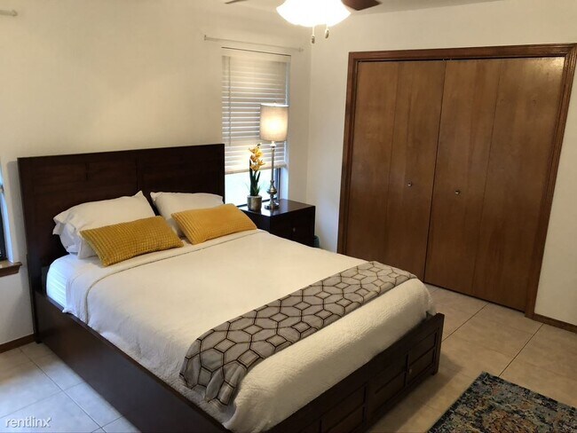 Foto del edificio - 2 br, 2 bath Duplex - 6244 Camelot Drive A