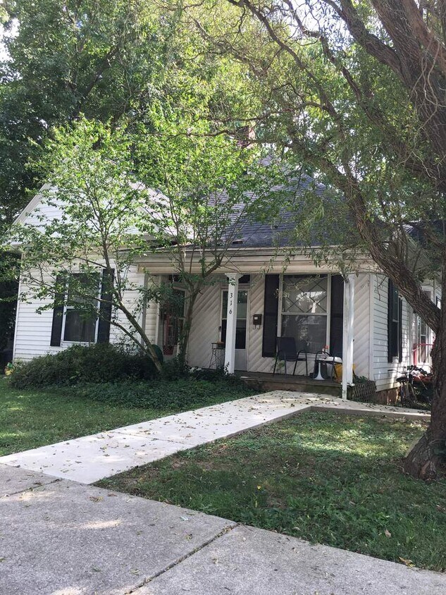 Foto principal - NEW KITCHEN & BATH REMODEL! Available Augu...