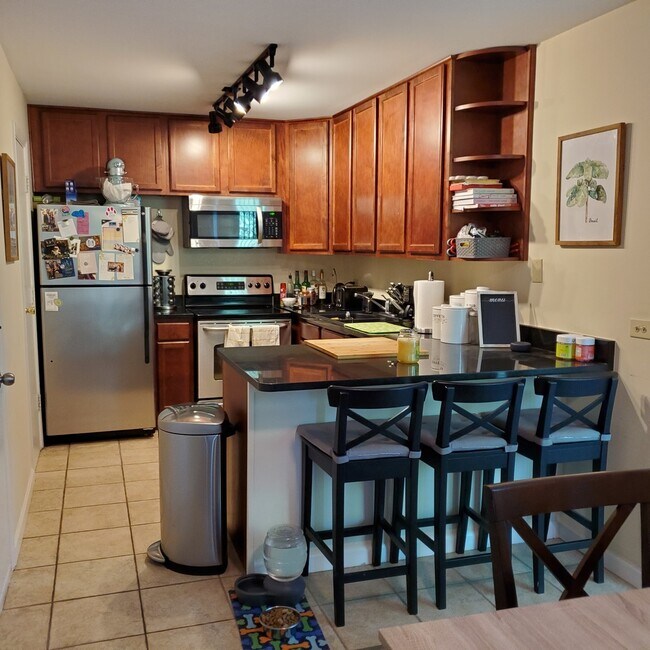 Building Photo - 6008 E Lake Dr