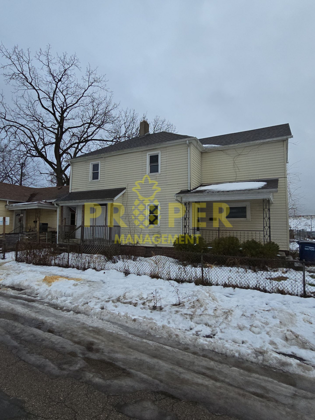 Primary Photo - Big 3 bed 1.5 bath Single Family Home w/ F...