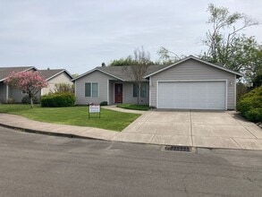 Building Photo - 636 Blair Ct NE