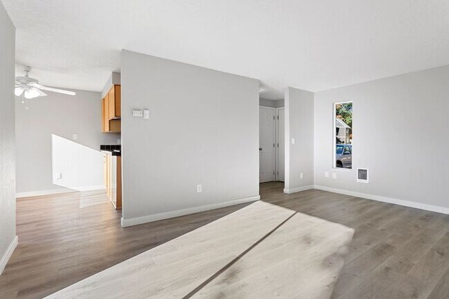 Foto del edificio - 2 Bedroom Home with Washer and Dryer INSIDE! Available NOW!!