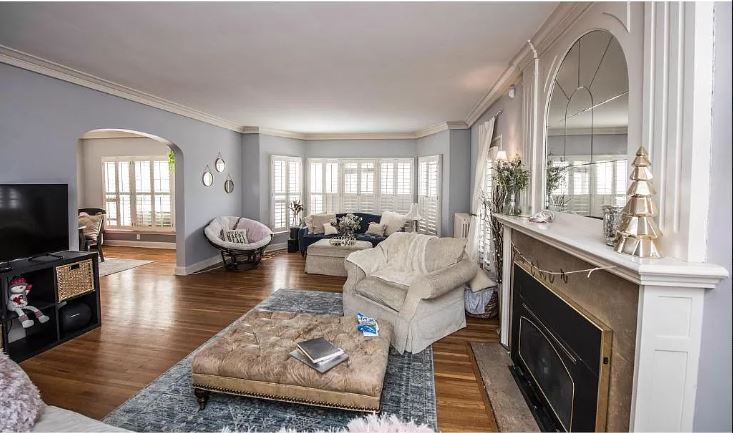 Living room w/gas fireplace - 2931 Ewing Ave S