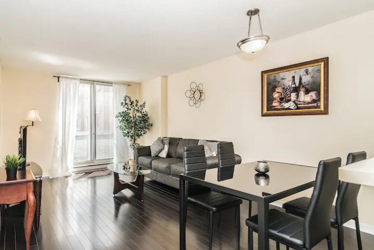 Primary Photo - 1255 Rue De Bullion