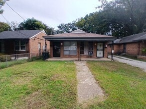 Building Photo - 1590 Oakwood St