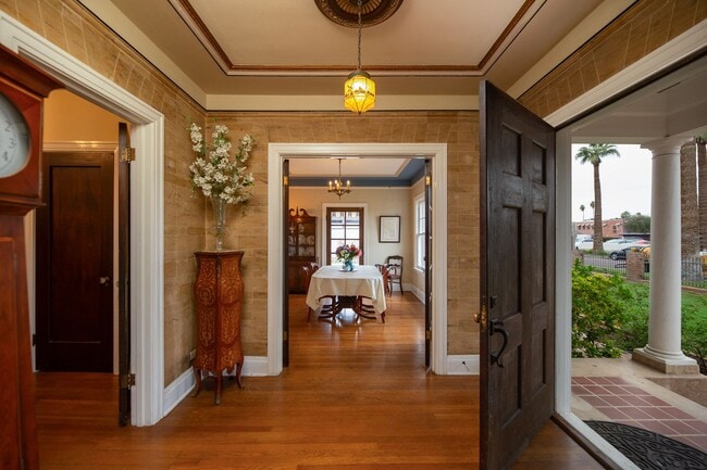 Foto del edificio - WONDERFUL HISTORIC 5 BED 3 BATH PROPERTY WITH CARRIAGE HOUSE