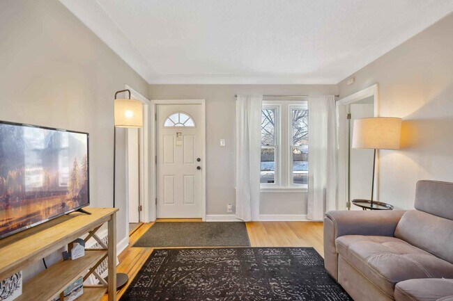 Sala de estar - 4538 Colfax Ave N