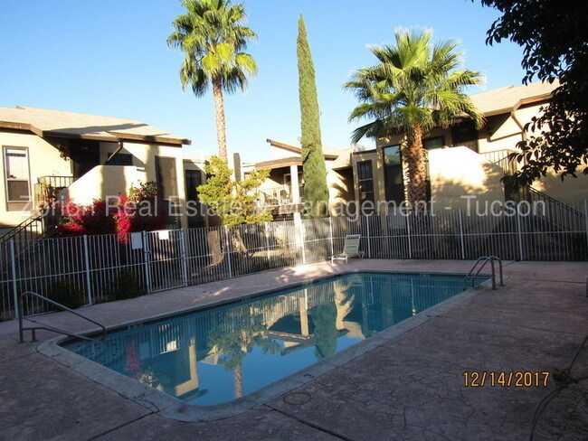 Foto del edificio - 1620 N Wilmot Rd