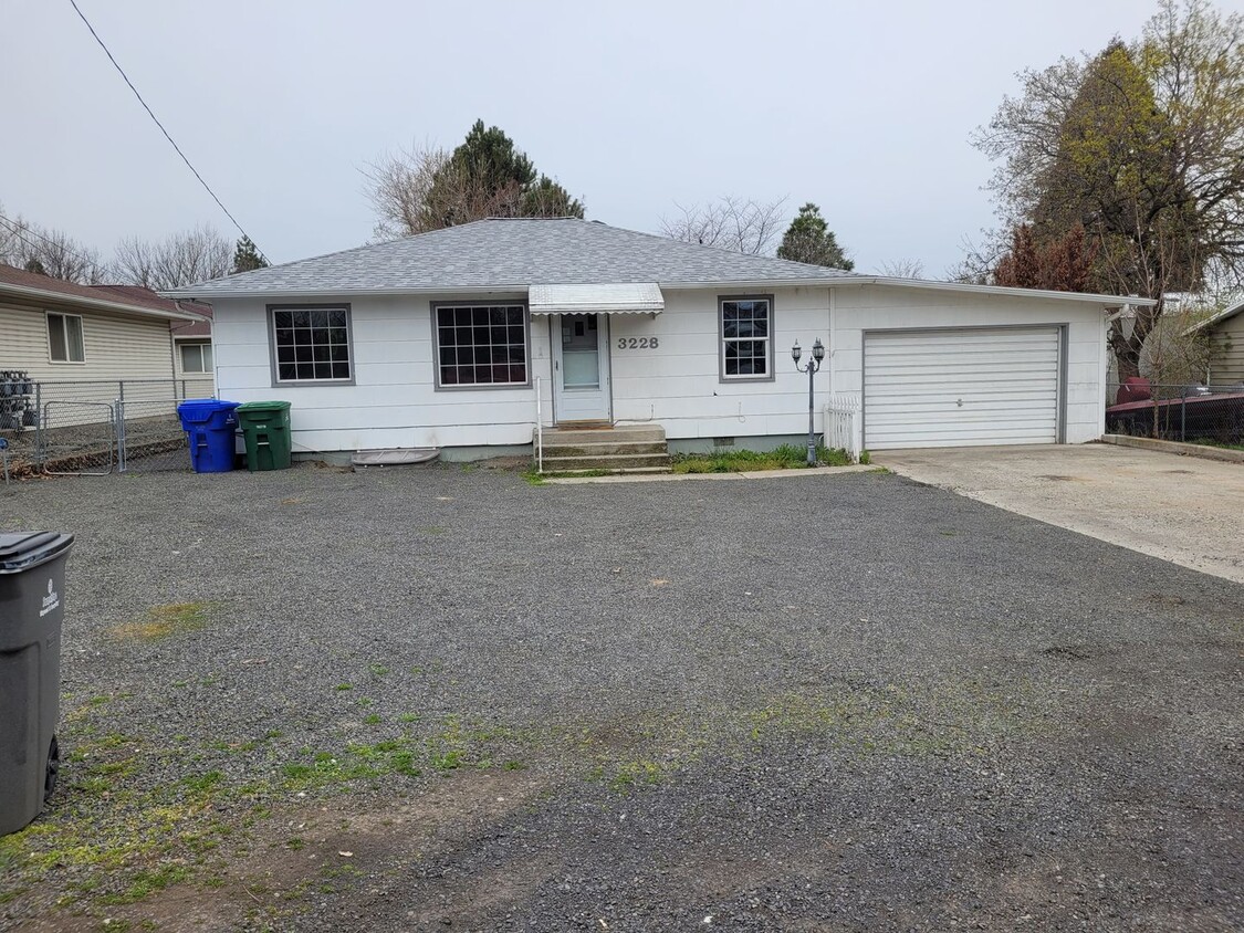 Primary Photo - Adorable 3 bedroom 1.5 bathroom house for ...