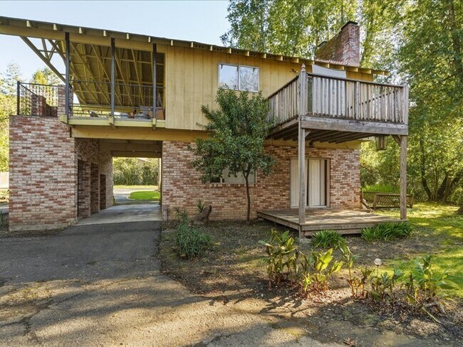 Building Photo - 1863 Bailhache Ave