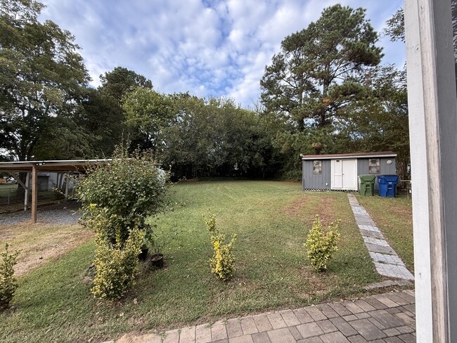 Building Photo - 208 Travora St