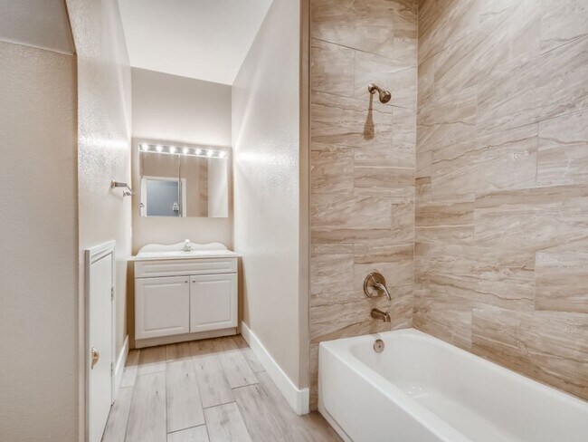 Foto del edificio - SPACIOUS & ELEGANT LIVING IN THIS GATED HE...