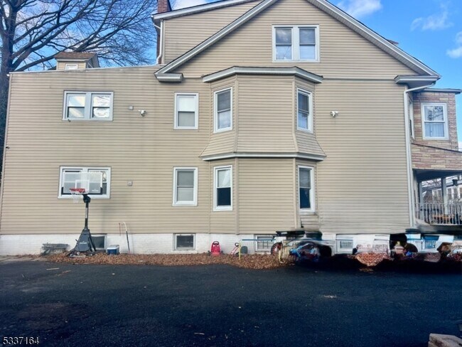 Building Photo - 10 Noll Pl