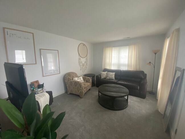 Building Photo - 3 Bedroom 1.5 bath TownHome