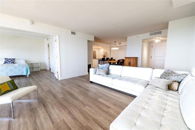 Building Photo - 2000 Towerside Terrace