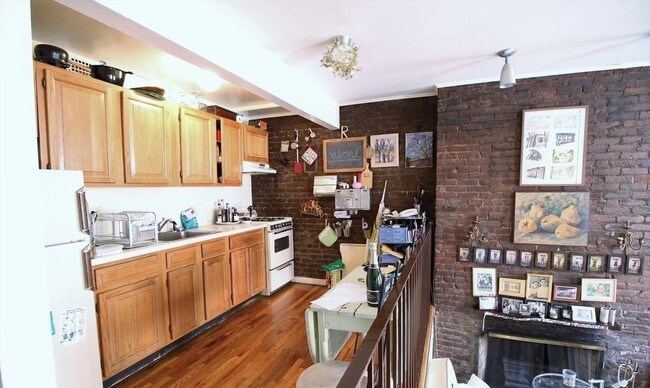 Building Photo - 432 W 22nd St