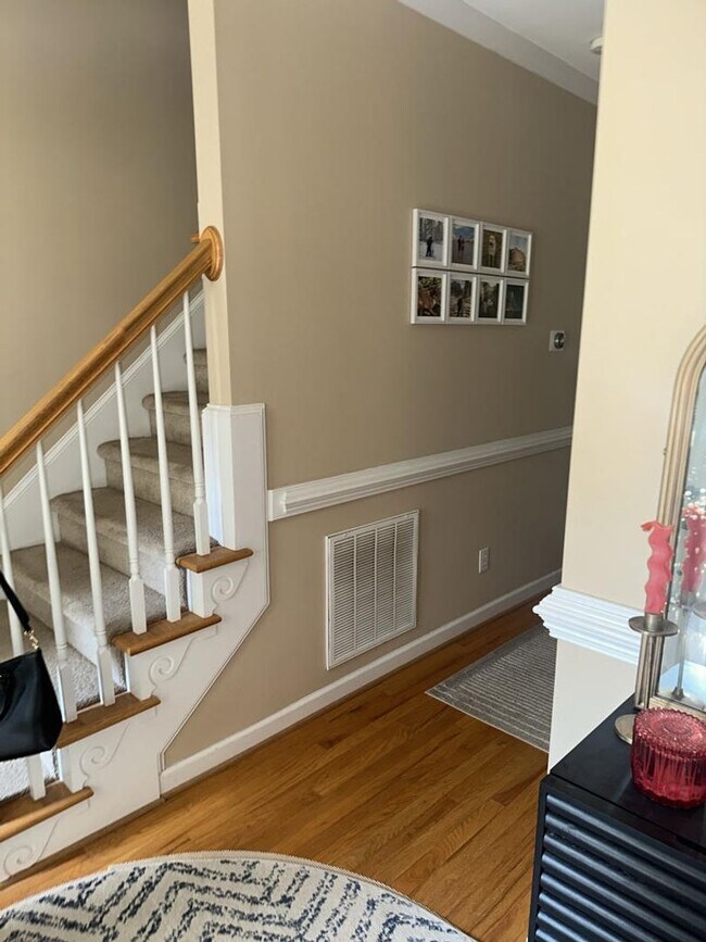 Foto del edificio - Charming Single Family Home. 4 bedroom 2.5...