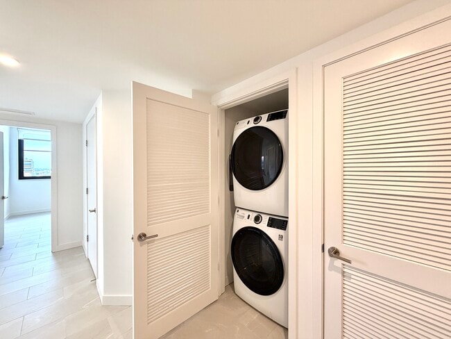 Building Photo - 1910 NW 1st Pl