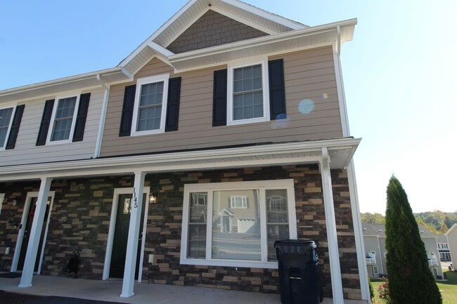 3 Bedroom 2.5 Townhome Available Now! - 3 Bedroom 2.5 Townhome Available Now!