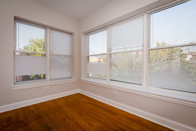 Foto del edificio - 4654-56 N. Monticello Ave.