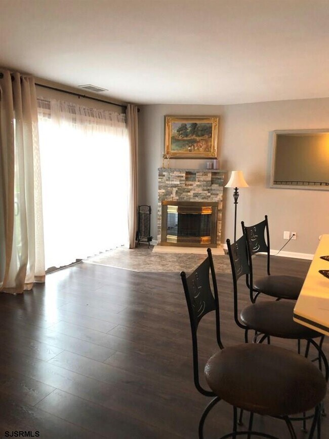 Building Photo - 707 Camelback Ct