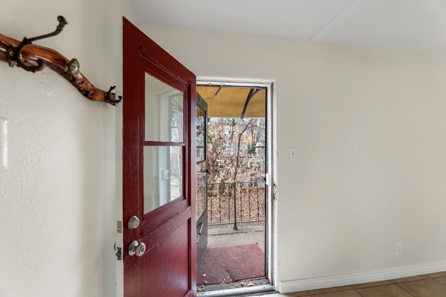 Foto del edificio - Charming 2 Bedroom, 1 Bathroom Back Unit with Private Yard — Close to Downtown