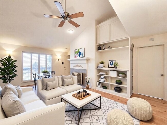 Building Photo - Beautiful 2 bedroom / 1 bath on second floor with gorgeous Houston skyline views. Stainless steel...