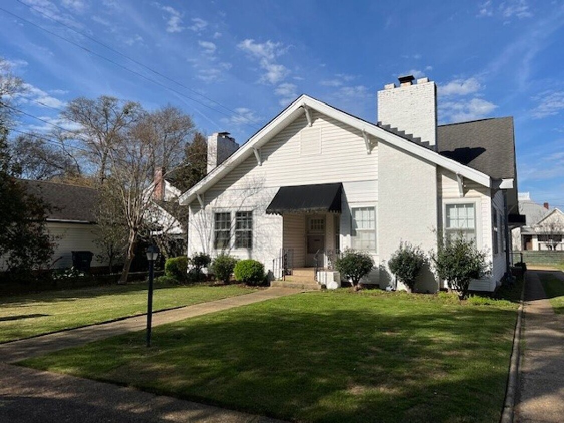 Building Photo - Cute 2 Bed 1 Bath Available Fall 2025!
