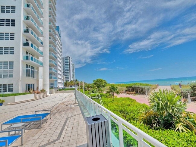Foto del edificio - 6917 Collins Ave