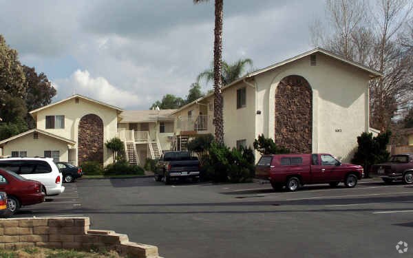 Foto del edificio - 1075-1083 S Mollison Ave