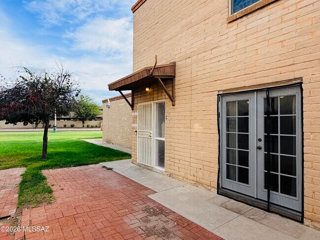 Building Photo - 1949 N Camino Serna