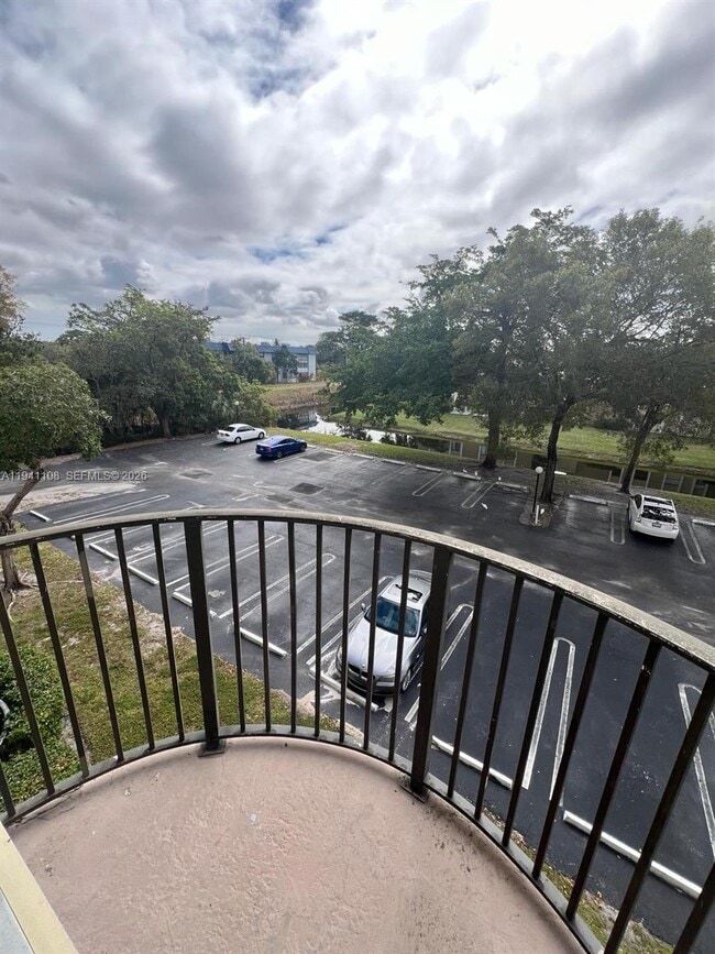 Building Photo - 2701 Riverside Dr