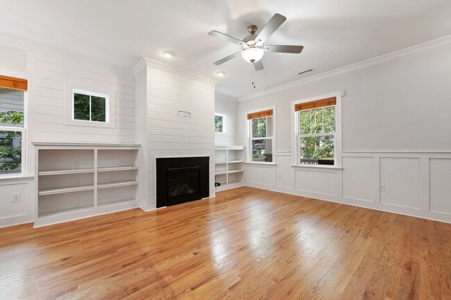 Building Photo - Beautiful & Bright 4 Bedroom, 3 FULL Bath ...