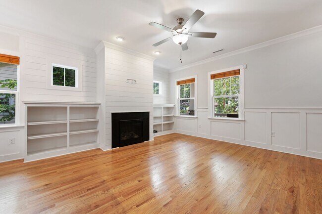 Foto del edificio - Beautiful & Bright 4 Bedroom, 3 FULL Bath ...